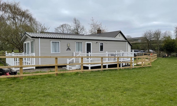 Holcot Cabin | Caravan in Holcot - Sleeps 6 - Pet Friendly