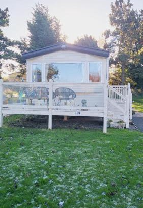 Prestonpans Resort | Caravan under the tree