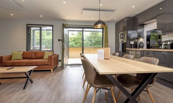 Looe Cabin | Cardinham Lodge 3 bedroom - max 6 occ - VP4