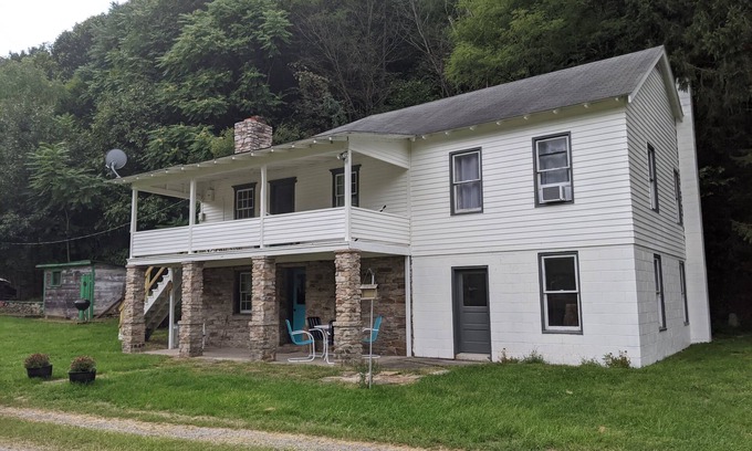 Hopewell House | Caretaker's Cottage - 4 Bedrooms Pet Friendly On The River