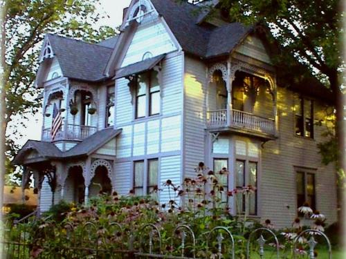 Bonham Bed & Breakfast | Carleton House Bed and Breakfast