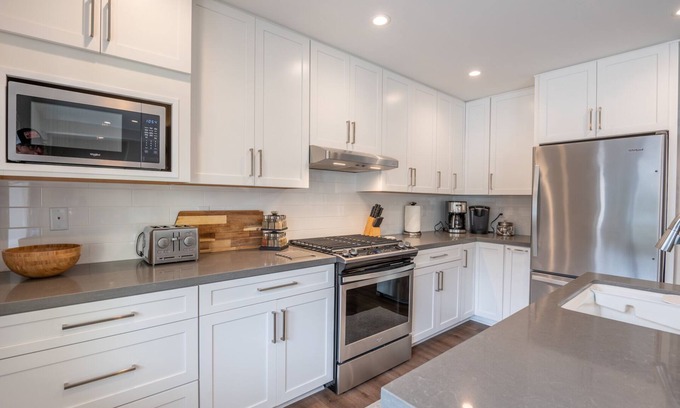 Golden Rectangle Apartment | Carmel-By-The-Sea Two King Bedroom en-suite Bath Rental in Town