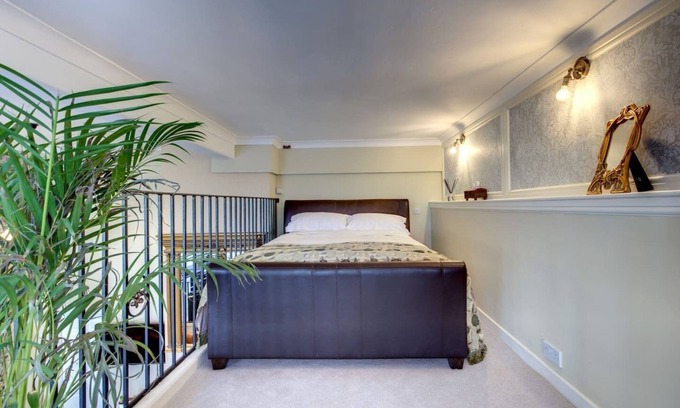 Mexborough Apartment | Carnegie Library Bronte Apartment