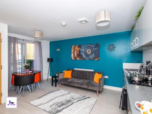 Wakefield Apartment | Carnforth 49 by Alt-Stay - Wakefield 2 Bed Ensuite Townhouse Contractor and Corporate Accommodation with Private Balcony, Parking, Smart TV, Kitchen and Fast Wi Fi - Long Stay Ready with Weekly and Monthly Rates