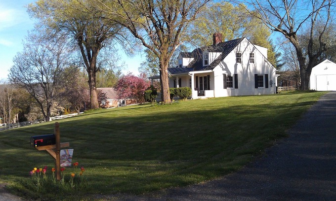 Lexington Cottage | Carol's Cottage. 1/2 mile from Virginia Horse Center. 2 miles to VMI, W&L, Lex!