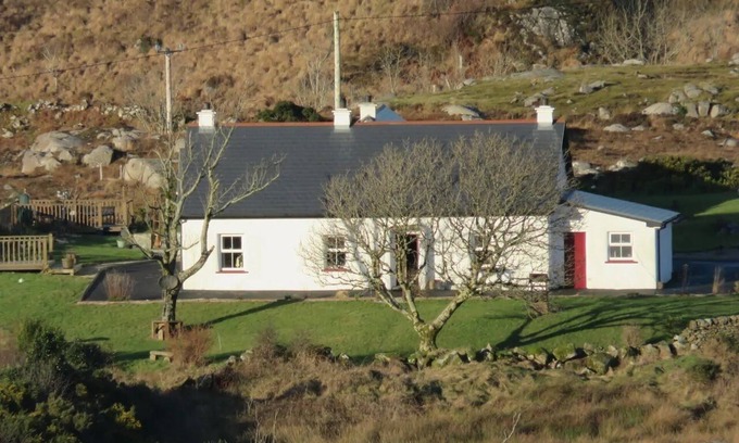 Dungloe Cottage | Carraig Bán Cottage - Turf Burning Stoves- Wild Atlantic Way
