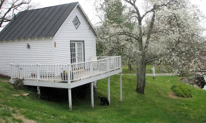 Etlan House | Carriage House.cozy cottage located at our winery at the base of Old Rag Mtn.
