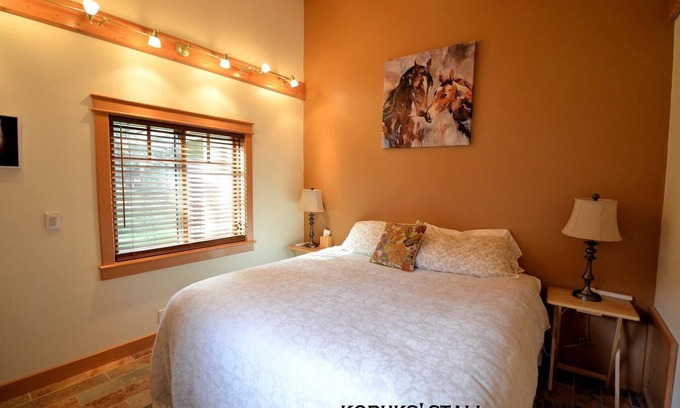 Alyeska Cottage | Carriage House - Kobuk's Cozy Timber frame Cottage