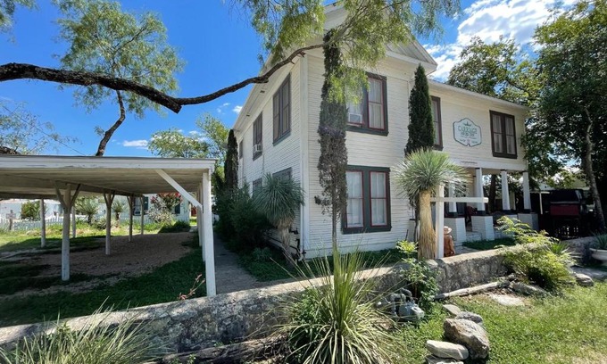 Pipe Creek Hotel | Carriage Inn Bandera Suite 2