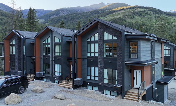 East Kootenay House | Carsonland Getaways Panorama BC