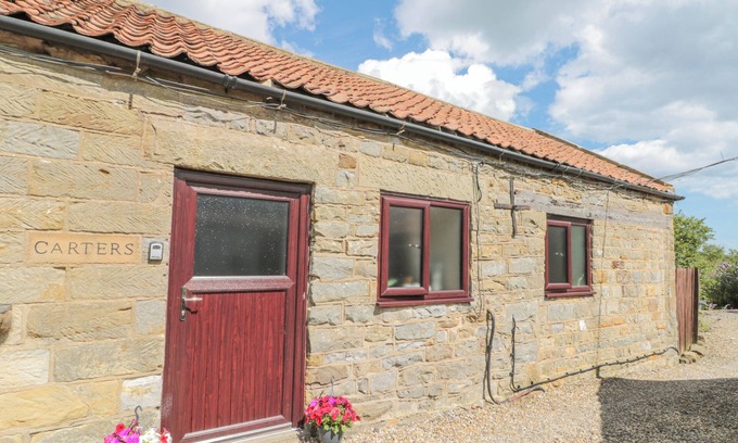 Scarborough Cottage | CARTERS, with hot tub in Staintondale