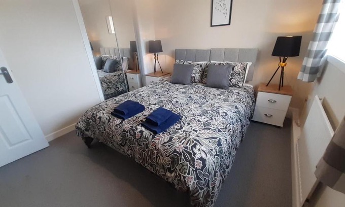 Rosyth Apartment | Carvetii - Clark House - Spacious ground floor flat