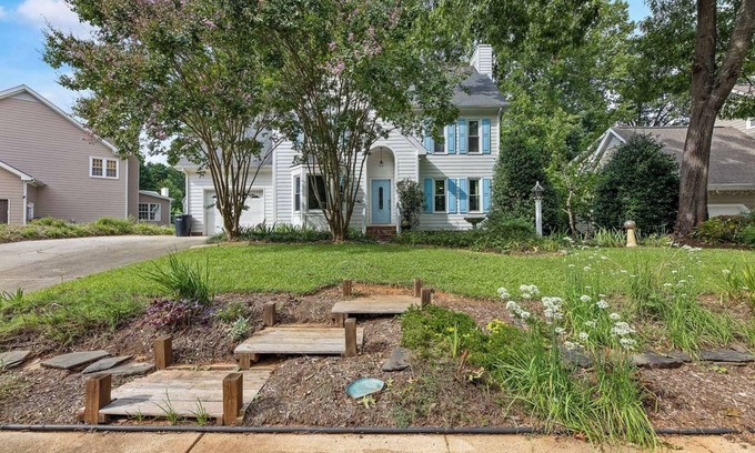 Cary House | Cary 3bdrm 2.5 bath garden home close to SAS, RDU & RTP
