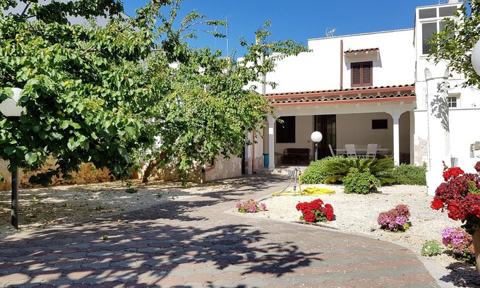 Taviano House | Cas'Etta - detached house with garden, 4 bedrooms and 2 bathrooms, sleeps 9.