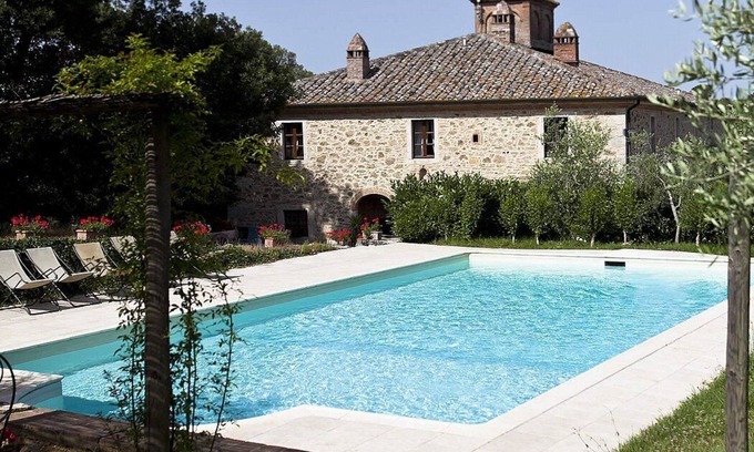 Rapolano Terme House | Casa Adalberto B: A pleasant and spacious two-story apartment that is part of an ancient country house built on a hillside, surrounded by meadows and woods.