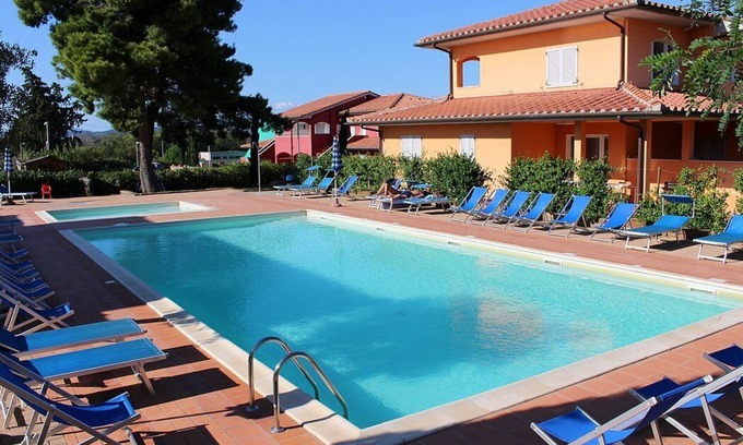 Puntone House | Casa Aliade F: A welcoming apartment that is part of a villa surrounded by the greenery.