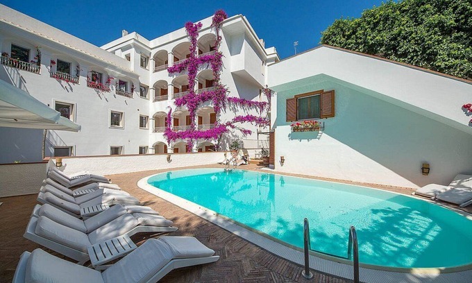 Minori House | Casa Alloro A: An apartment located in the center of Minori and a few meters from the sea.
