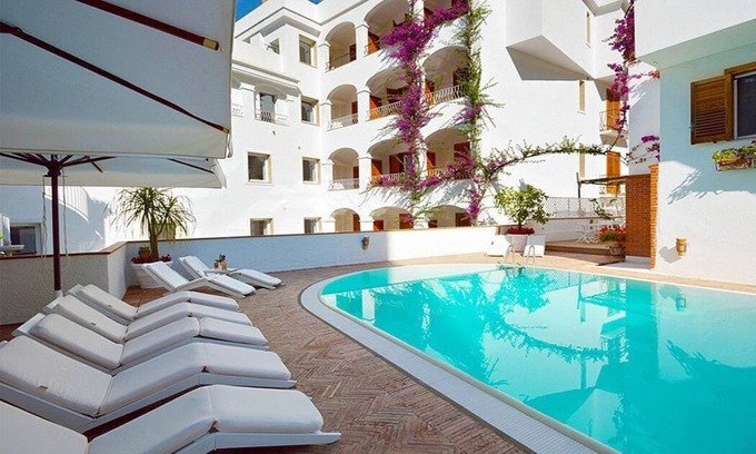 Minori House | Casa Alloro E: A welcoming apartment located in the center of Minori and a few meters from the sea.
