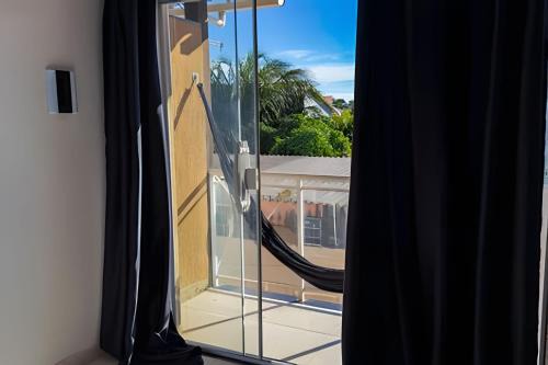 Porto da Roca House | Casa Amarela Itaúna 4min da Praia que ocorre o WSL, 1min da pista de skate do LS, pracinha com parque infantil, quadra de futebol, tudo isso a 1 min da duplex, perto do comércio, wi-fi super rápido, estacionamento gratuito, monitoramento 24hrs