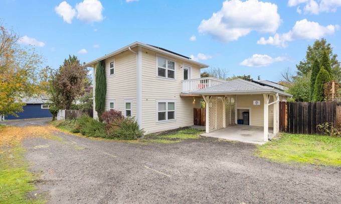 Ashland Cottage | Casa Amore Ashland~Pet-Friendly~Walkable to the Plaza, OSF, Restaurants & More