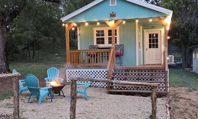 Bandera House | Casa Azul - Cozy cabin centrally located downtown Bandera