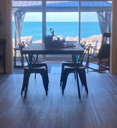 Leamington House | Casa Azul-lakefront
