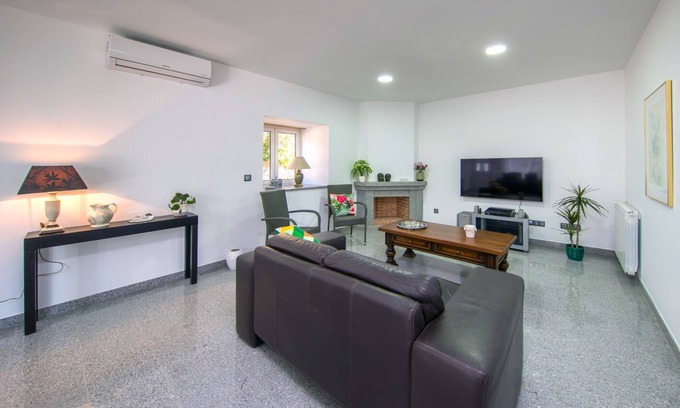 Vila Nova de Poiares House | Casa Bem Estar - Moradia T3 Privada com Piscina,terraço num Local Sossegado