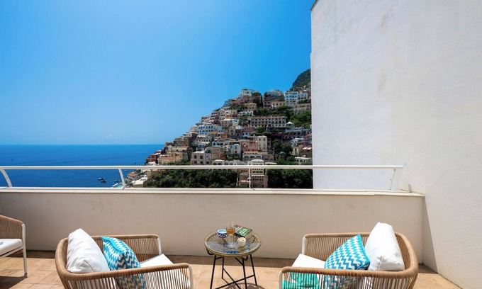 Positano City Centre House | CASA BLÙ DAMA is centrally located in the heart of Positano has a Beautiful view