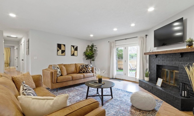 Fishers House | Casa Boho- Fire Pit, BBQ, B-ball hoop