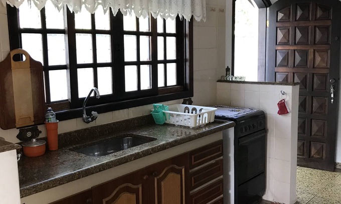 Boraceia House | Casa Boracéia 4 bedrooms and 3 suites. Barbecue, fireplace, backyard and more.