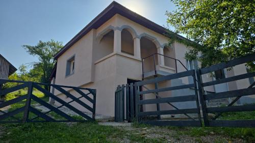 Visinesti House | Casa bunicilor- liniștea prispei, răcoarea beciului și aerul poianei