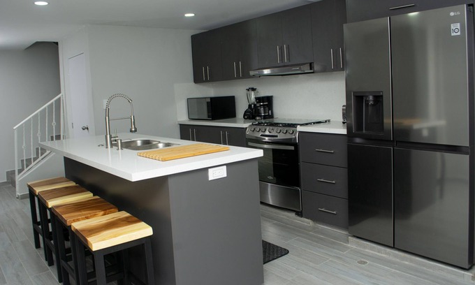 Cali House | CASA CALI - SLEEPS UP TO 16 GUESTS