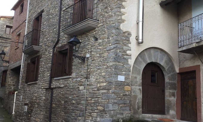 Lascuarre House | Casa Carbonero is a rural house located in Lascuarre, a medieval town