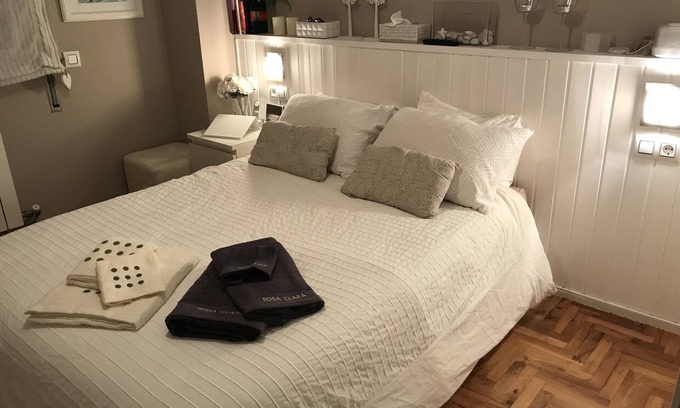 Coia Condo | Casa Castelao- Spacious 3-bedroom apartment with parking
