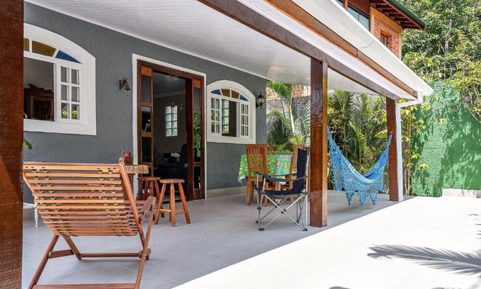 Centro Comercial House | Casa com churrasqueira e jardim perto da praia