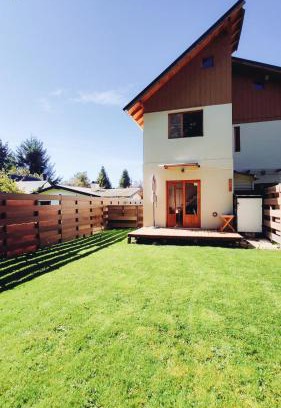 San Carlos de Bariloche Apartment | Casa con jardín y cochera ¡A 5 minutos del lago!