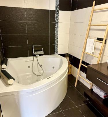 Corbera House | Casa con jacuzzi y piscina con vistas al castillo