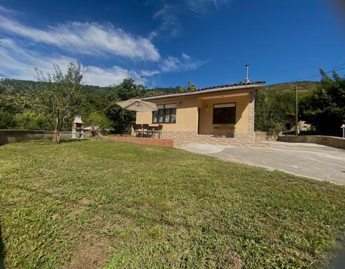 Luena House | Casa con jardín en la montaña de los valles pasiegos