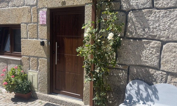 Alijo House | Casa da Burra- Alto Douro Vinhateiro,nCasa em pedra alia a tradição ao conforto.
