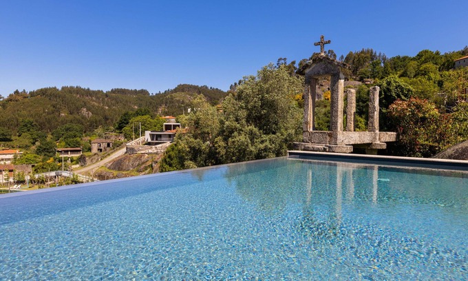 Guilhofrei House | Casa da Capela - House with infinity pool by House and People