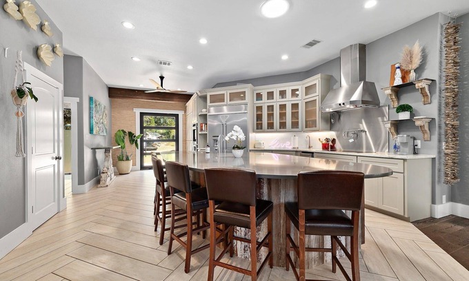Austin Lake Estates House | Casa de Austin : Private Luxury Home On Secluded Lot; Awesome Pool/Hot Tub!