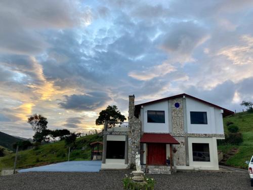 Guatavita Villa | Casa de Campo, chimi, jardin, terraza, montanas, cerca termales, reserva con anticipo