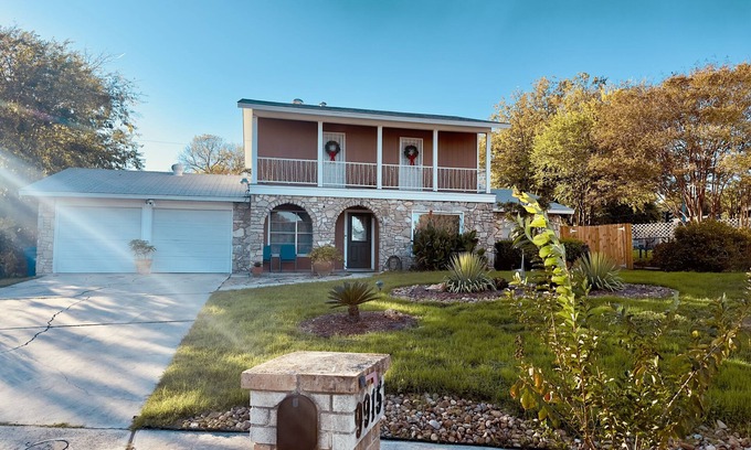 North San Antonio - SAT House | CASA De COLORES - Fiesta Texas - SATX Airport- 1 ROOM /SHARED HOME