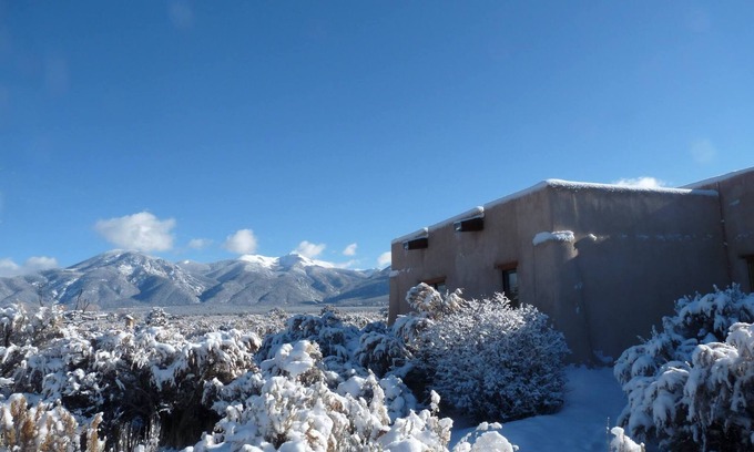 El Prado House | Casa De Luz 1.3 Acre Privacy Fenced/Gated Mountain Views Spa & Fiber Optic WiFi