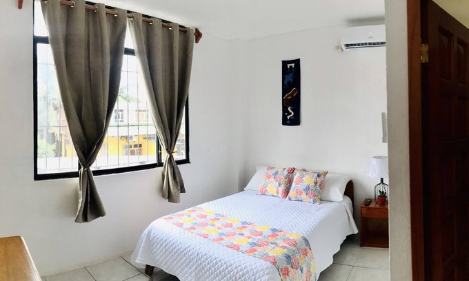 Bahia de la Academia House | Casa de Pablo Guest House - 15 walk to the beach!