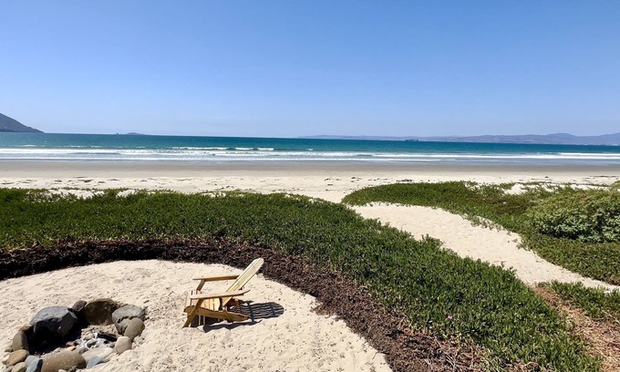 Lengueta Arenosa House | Casa de Paz, house of peace, is a long and thin beauty with views clear through.