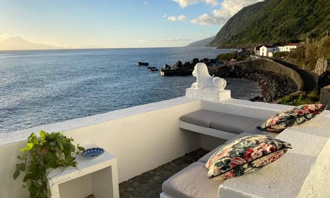 Santo Antao House | Casa de São João - Oceanfront 3BR/3BA Sunset View - Fajã de São João, São Jorge