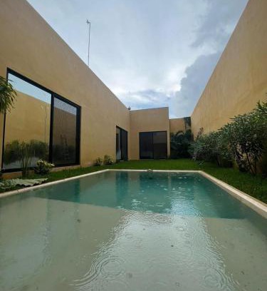 Conkal House | casa de una planta con alberca
