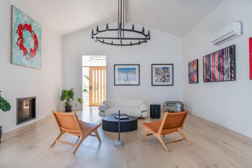 Bellbrae House | Casa del Candelabra - Light-Filled Luxury Retreat Minutes from Town
