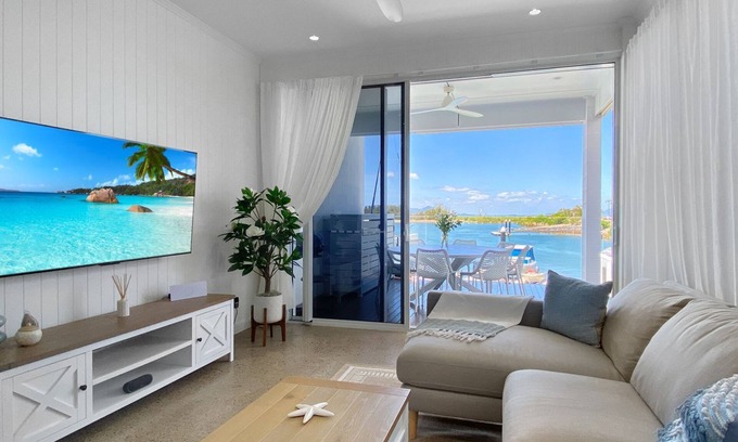 Nelly Bay House | Casa del Sol – A spacious tropical retreat with stunning water and mountain views